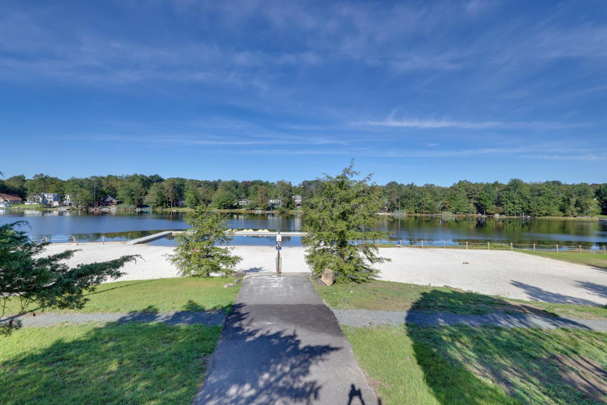 Peaceful With Deck And Community Pool! *