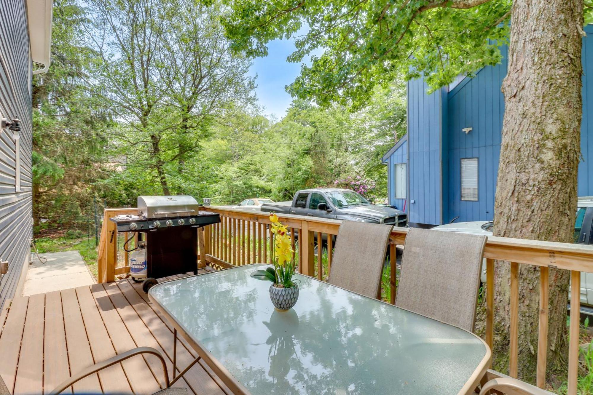 Peaceful With Deck And Community Pool! *